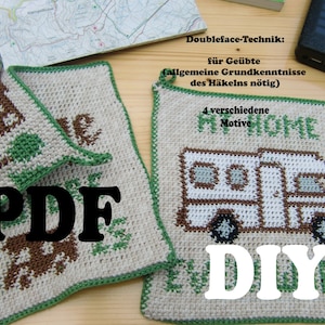 Può includere: Due quadrati all'uncinetto con un bordo verde. Un quadrato presenta un design di camper e il testo "HOME" e "DIY". L'altro quadrato presenta un design di orso bruno e il testo "PDF".