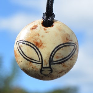 Colgante reversible de piedra de Ojuelos pequeños y redondos/réplica de artefacto