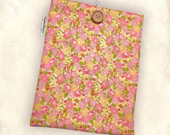 Retro Floral Quilted Book Sleeve | Book Cover | Kindle Sleeve Cover | Retro 70s Design | Pretty Flowers | Book Accessories | Bookish Gift