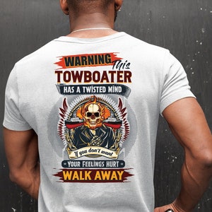 Könnte beinhalten: Ein weißes T-Shirt mit einem schwarzen und roten Grafikdesign, das einen Schädel mit Flammen und den Text "WARNING THIS TOWBOATER HAS A TWISTED MIND If you don't want YOUR FEELINGS HURT WALK AWAY" zeigt.