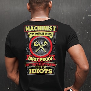 Maglietta unisex sarcastica macchinista, maglietta a prova di idiota macchinista cerca di fare le cose, regalo per il macchinista, maglietta con attrezzi da macchinista