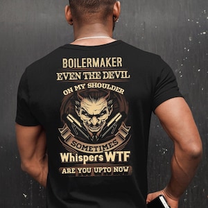 Puede incluir: Camiseta negra con un gráfico de un diablo con el texto "Boilermaker Even the Devil on my shoulder Sometimes Whispers WTF Are you upto now"