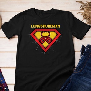 Könnte beinhalten: Schwarzes T-Shirt mit einem roten und gelben Superhelden-Logo mit dem Text "LONGSHOREMAN".