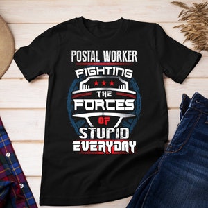 Trabajador postal que lucha contra las fuerzas de la estupidez todos los días. Camiseta, camiseta genial de trabajador postal, camiseta de cartero, camiseta de cartero, regalo para cartero