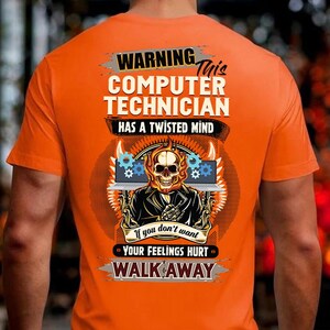Könnte beinhalten: Orangefarbenes T-Shirt mit einem Grafikdesign, das einen Schädel mit Flammen, einen Computer und den Text "WARNING This COMPUTER TECHNICIAN HAS A TWISTED MIND" zeigt. Darunter steht: "If you don't want YOUR FEELINGS HURT WALK AWAY."