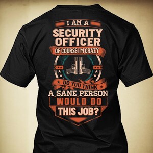 Könnte beinhalten: Schwarzes T-Shirt mit dem Text "I AM A SECURITY OFFICER OF COURSE I'M CRAZY" und der Frage "DO YOU THINK A SANE PERSON WOULD DO THIS JOB?" in orangefarbenen und weißen Buchstaben. Das Design umfasst zwei Pistolen.