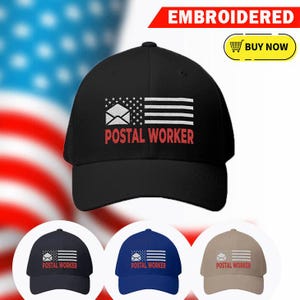Puede incluir: Gorra de béisbol negra con un diseño bordado que presenta un sobre y rayas, que se asemejan a la bandera estadounidense, con el texto "POSTAL WORKER" en rojo. Se muestran gorras adicionales en azul marino y beige.