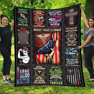 Puede incluir: Una manta negra con múltiples paneles de texto y gráficos relacionados con la enfermería. El diseño central incluye una bandera estadounidense y un símbolo de caduceo. Otros paneles muestran citas y frases inspiradoras, como "Enfermera practicante" y "Ama lo que haces".