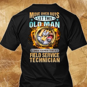 以下が含まれることがあります： 「MOVE OVER BOYS LET THIS OLD MAN SHOW YOU HOW TO BE A FIELD SERVICE TECHNICIAN」のテキストが入った黒いTシャツ。デザインにはツールと燃えるようなグラフィックが含まれています。