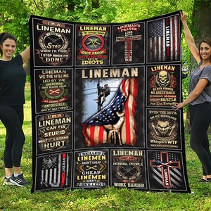 Puede incluir: Una colcha en blanco y negro con un diseño de patchwork que presenta varias citas sobre los linieros. La colcha incluye una bandera estadounidense, una cruz y una variedad de otros elementos gráficos. La colcha está hecha de tela suave y cómoda y es perfecta para acurrucarse en el sofá.