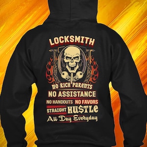 Puede incluir: Sudadera con capucha negra con un diseño gráfico para cerrajeros. El diseño presenta una calavera, llaves y llamas, con el texto "LOCKSMITH" y "STRAIGHT HUSTLE Au Day Everyday."