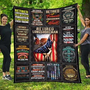 Könnte beinhalten: Eine schwarze Decke mit verschiedenen Grafiken zum Thema "Retired Longshoreman". Die Decke zeigt Text und Bilder, darunter eine amerikanische Flagge, eine Kaffeetasse und eine Grafik eines Hafenarbeiters.