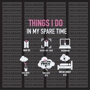 Może przedstawiać: Czarno-biała grafika z tekstem "Things I do in my spare time" w kolorze różowym. Grafika zawiera siedem białych dymków z różowymi sercami i różnymi czynnościami związanymi z koreańskim zespołem muzycznym BTS, w tym słuchaniem ich muzyki, oglądaniem ich teledysków i marzeniem o nich.