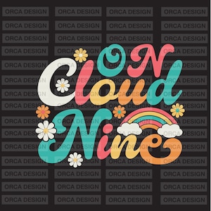 以下が含まれることがあります： レトロなスタイルで「On Cloud Nine」というテキストが書かれたカラフルなグラフィックデザイン。デザインには虹、雲、デイジーが描かれています。