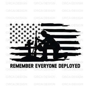 Può includere: Silhouette nera di un soldato inginocchiato su una tomba con un fucile in mano, di fronte a una bandiera americana in difficoltà. Il testo "Remember Everyone Deployed" è sotto l'immagine.