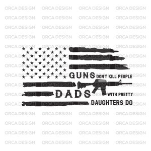 Puede incluir: Un diseño de bandera estadounidense desgastado con el texto "Guns don't kill people, Dads with pretty daughters do." en letras negras.
