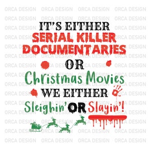 以下が含まれることがあります： 「It's either serial killer documentaries or Christmas movies. We either sleighin' or slayin'!」というテキストが入った赤と緑のグラフィックデザイン。デザインには血が滴り落ち、手のひらも描かれている。