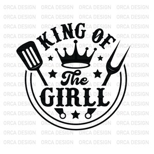 Może przedstawiać: Czarno-biały projekt graficzny z koroną, szpatułką i widelcem. Tekst brzmi "King of the Grill".
