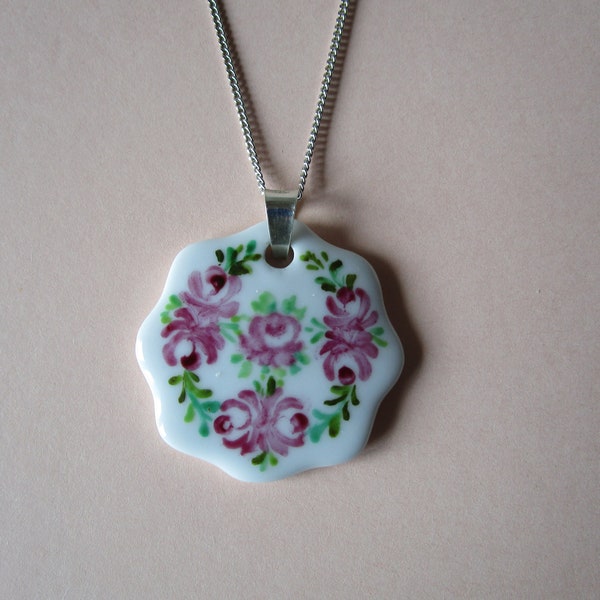 Pendentif original en porcelaine peint à la main avec décoration florale, guirlande de roses roses.