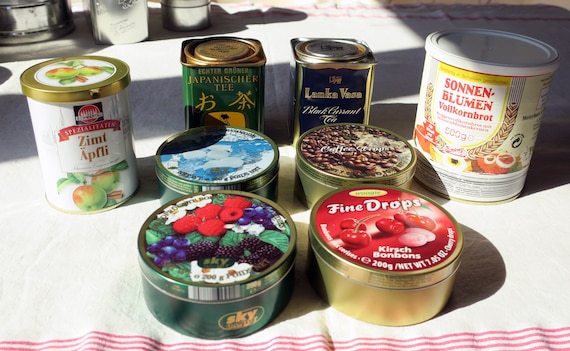 Vintage liebenswerte Blech Dosen mit buntem Produktaufdruck