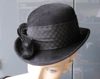 Felt hat with hatband and velvet bow