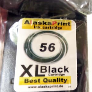 Könnte beinhalten: Eine schwarze Tintenpatrone mit weißem Etikett. Das Etikett zeigt den Text "AlaskaPrint ink cartridge" in Gelb und Rot, einen grün umrandeten Kreis mit der Nummer "56" und "XL Black Cartridge Best Quality". Die Website-Adresse ist ebenfalls sichtbar.