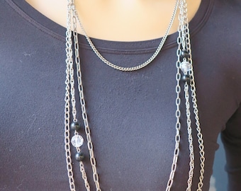 Vintage vierlagige Halskette aus Metall und Perlen mit aufwändiger Schließe