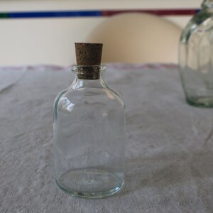 Petites bouteilles en verre vintage à décorer avec des bouchons image 2