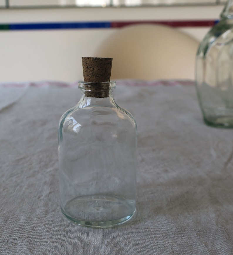 Petites bouteilles en verre vintage à décorer avec des bouchons image 2