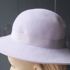 Felt hat with Hatband in lilac image 3