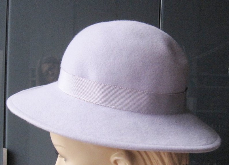 Felt hat with Hatband in lilac image 3