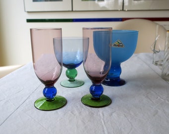 Vintage glas blauw groen roze voor wijn sprankelend ijs