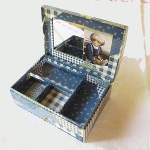 Portagioie vintage nei toni del blu con cassetto, inserto per la selezione e specchio