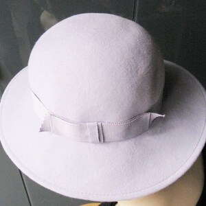 Felt hat with Hatband in lilac image 2