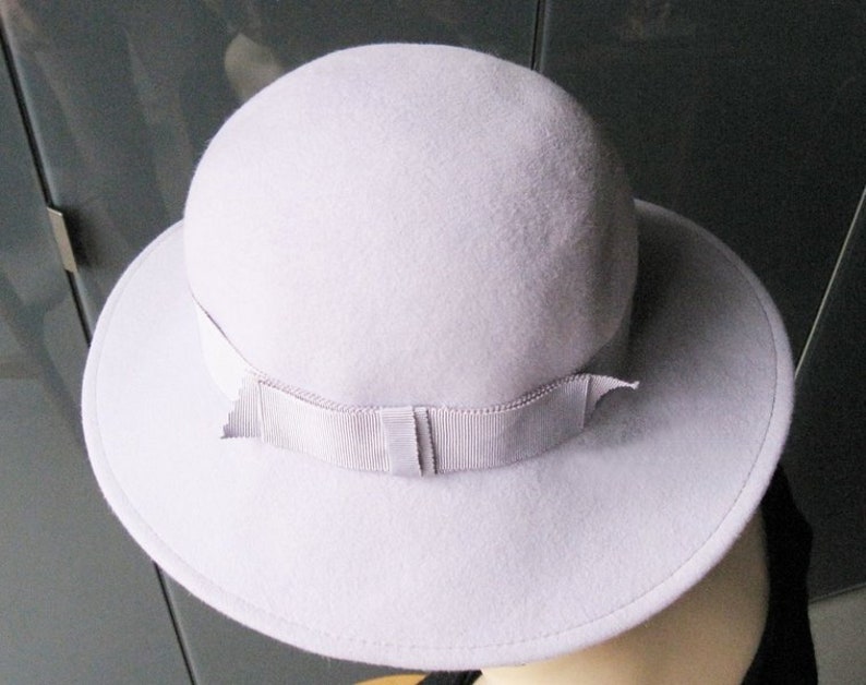 Felt hat with Hatband in lilac image 2