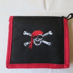 海賊の絵が刺繍された黒と赤のヴィンテージ海賊財布