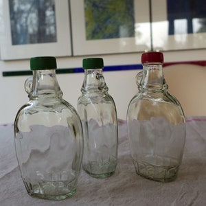 Petites bouteilles en verre vintage à décorer avec des bouchons image 9