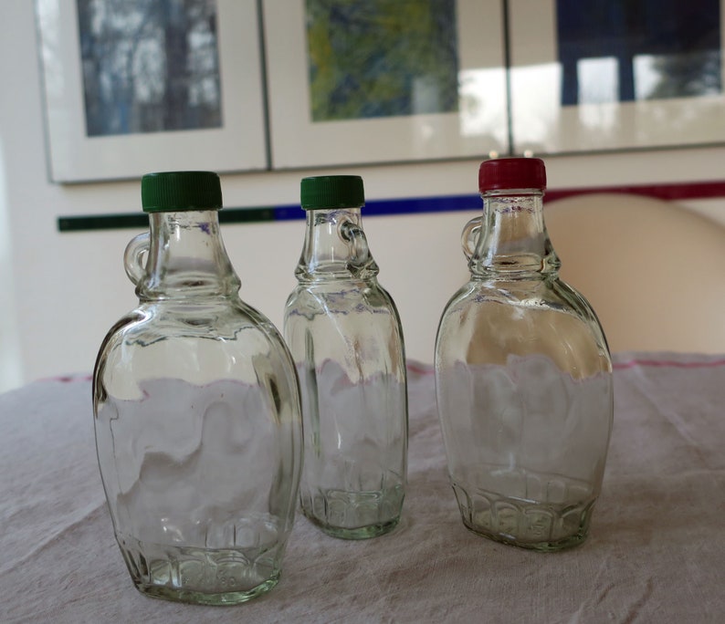 Petites bouteilles en verre vintage à décorer avec des bouchons image 9