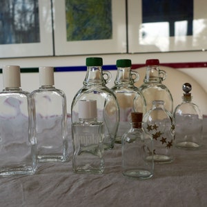 Petites bouteilles en verre vintage à décorer avec des bouchons image 1