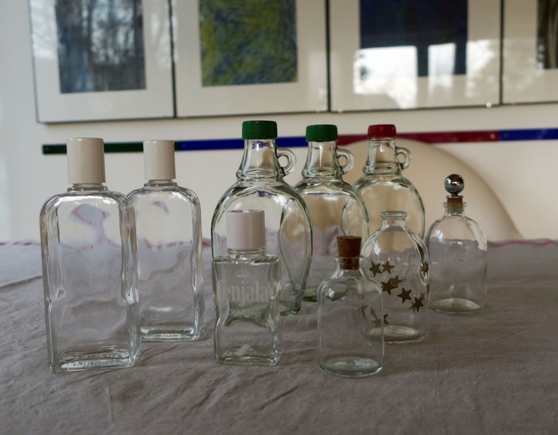 Petites bouteilles en verre vintage à décorer avec des bouchons image 1
