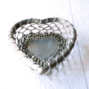 Körbe mit Herz aus Silberdraht und einfachem Draht Bild 3