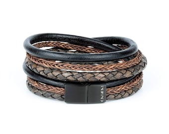 Puede incluir: Un brazalete de cuero multicapa con una correa de cuero negro y una correa de cuero marrón trenzada. El brazalete tiene un cierre de metal negro con la palabra "INWIN" grabada.