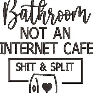 K&ouml;nnte beinhalten: Schwarz-wei&szlig;es Badezimmerschild mit dem Text "THIS IS A BATHROOM NOT AN INTERNET CAFE SHIT & SPLIT". Unten ist eine Toilettenpapierrolle mit einem Herz.