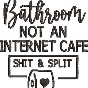 K&ouml;nnte beinhalten: Schwarz-wei&szlig;es Badezimmerschild mit dem Text "THIS IS A BATHROOM NOT AN INTERNET CAFE". Darunter steht "SHIT & SPLIT" und eine Toilettenpapierrolle mit Herzdesign.