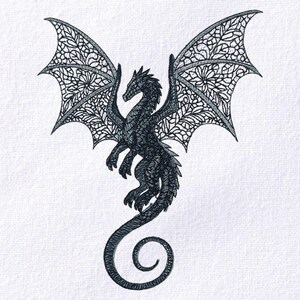 Könnte beinhalten: Detaillierte schwarz-graue Drachenillustration mit filigranen Flügeln. Der Drache ist in einer dynamischen Pose dargestellt, mit weit ausgebreiteten Flügeln. Das Kunstwerk befindet sich vor einem strukturierten weißen Hintergrund.