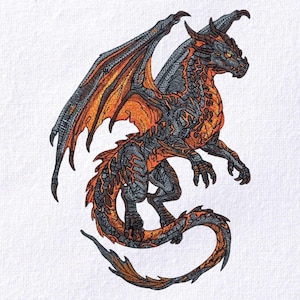 Può includere: Ricamo di un drago nei toni del grigio, arancione e nero. Il drago ha grandi ali, una lunga coda e squame dettagliate. L'opera d'arte è su sfondo bianco, mostrando gli intricati dettagli della creatura fantastica.