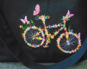 Borduurpatroon voor een fietsmachine met bloemen. Borduurpatroon voor een fiets met bloemen. Borduurbestand: fiets en bloemen. Direct te downloaden. Digitaal ontwerp.