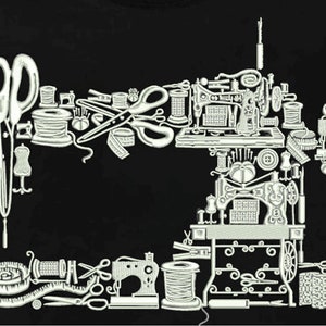Puede incluir: Camiseta negra con un dise&ntilde;o blanco de una m&aacute;quina de coser compuesta por varias herramientas de costura. El dise&ntilde;o incluye tijeras, carretes de hilo, m&aacute;quinas de coser y otros utensilios de costura. Ilustraci&oacute;n detallada.