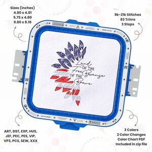 Könnte beinhalten: Stickmuster mit einer stilisierten amerikanischen Flagge in Rot, Weiß und Blau mit dem Text "Land of the Free Because of the Brave". Das Design befindet sich in einem blauen Stickrahmen.