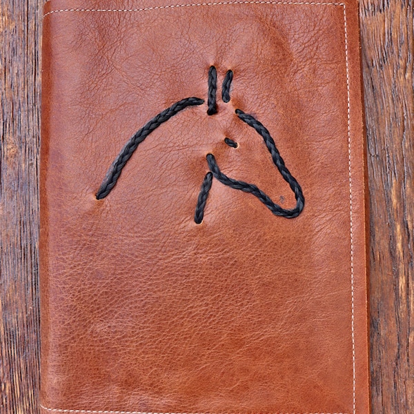 Pferdepass Mappe aus braunem Leder mit Pferdehaar (auch vom eigenen Pferd) als geflochtener Pferdekopf